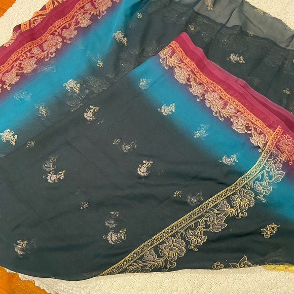 Traditional Three-Piece Saree Ensemble in Turquoise, Red, and Gold - Picture 12 of 12